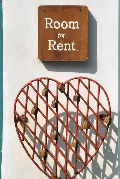 Background Check for Renting image of room with heart felony record hub site.